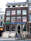 Huis met vier vensters brede gevel vernieuwde rechte lijst en dwars dak
