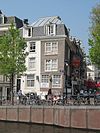 Hoekhuis met gevels onder omlopende lijst