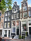 Pand met gekuifde klokgevel
