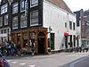 WLM - Minke Wagenaar - Hotel Ramenas 002 - Hotel CafÃ© De Bloeiende Ramenas Rijksmonument 1304, 17e eeuws huis met 18e eeuwse gevel (oorspronkelijk vermoedelijk een halsgevel) onder 19e eeuwse klokvormige top met rollagen. 