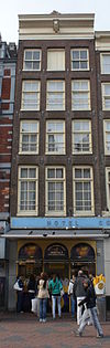 Pand met gevel onder rechte lijst goede roedenverdeling