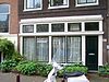 Pand met gevel onder klokvormige top met rollagen