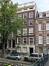 Pand met gevel, onder rechte lijst en houten attiek