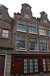 Huis vanwege de zandstenen onderdelen van de gevelhals