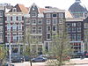 WLM - Minke Wagenaar - Prins Hendrikkade Amsterdam 003 - Prins Hendrikkade 13 - Rijksmonument 4118 - Pand met gevel onder gesneden korfbogig verhoogde lijst (plm 1725/XVIIIc). 