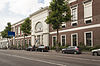 Artis Hoofdgebouw1 -  Artis, Amsterdam. Het oude Hoofdgebouw (1851), in laat-classicistische trant, met doristisch aandoend halvemaanvenster en gietijzeren ornament in de deuren in de middenrisaliet. 