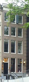 Huis met gevel onder latere rechte lijst waarop een verhoging