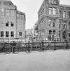 Exterieur, doorkijk vanaf Oudezijds Achterburgwal tussen Administratiegebouw en Vrouwenverband - Amsterdam - 20320833 - RCE -  Binnengasthuisterrein/ Vrouwenverband: Exterieur, doorkijk vanaf Oudezijds Achterburgwal tussen Administratiegebouw en Vrouwenverband 