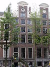 Pand met halsgevel met zeegoden op dolfijnen als vleugelstukken