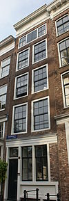 Pand met gevel onder rechte lijst