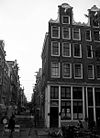 Hoekhuis met halsgevel met gedeelde vleugelstukken en palmet in de afdekking