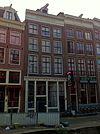 Huis met gevel onder rechte lijst