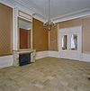 Interieur van de linker voorkamer op de bel-etage met schouw en kroonluchter - Amsterdam - 20329319 - RCE -  Schouw/ Kroonluchter: Interieur van de linker voorkamer op de bel-etage met schouw en kroonluchter 