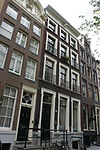 Pand met gevel onder rechte lijst, met deur en vensteromlijstingen, deur en bovenlicht