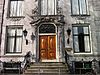 Dubbel huis onder schilddak met 4 schoorstenen