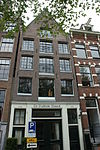 Pakhuis met gevel onder gewijzigde top