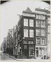 Overzicht winkel op hoek en gevelwand straat - Amsterdam - 20319353 - RCE -  Winkel: Overzicht winkel op hoek en gevelwand straat 