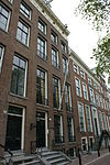 Huis voorzien van een triglyfenlijst gevel, waarboven dwars dak