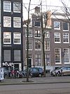 Pand met halsgevel met gesneden deur