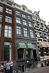 Pand met gevel onder gesneden verhoogde lijst