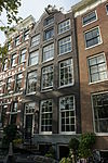 Pand met gevel onder in- en uitgezwenkte top met lijstvormige afdekking