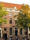 Dubbel huis met gevel onder rechte lijst met consoles