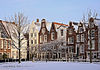 Huis met ingezwenkte halsgevel