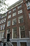 Pand met gevel onder rechte lijst en attiek