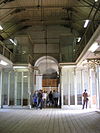 Rijksmonument - Minke Wagenaar - Artis, Het Groote Museum 24 (1) - Het voormalig hoofdgebouw en Het Groote Museum werd in twee fasen gebouwd naar ontwerp van J. van Maurik. De meer dan levensgrote leeuw en tijger van Artis-kunstenaar J. Kaas die de entree flankeren, vervangen het oorspronke- lijke roofdierenpaar van J.J. Verdonck. Op de begane grond waren de Genootschapzalen en het cafÃ©-restaurant, thans Koningszaal en Tijgerzaal gevestigd, de verdieping was bestemd voor het Groote of ZoÃ¶logisch Museum. De oorspronkelijke inrichting is opmerkelijk goed bewaa…
