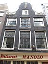 Pand met gevel met top in merkwaardige tussenvorm tussen hals en klok