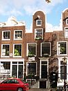 Huis met gevel onder rechte lijst met houten opzetstuk