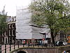 Ondiep huis onder dwars dak