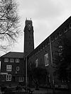 Gerrit van der Veenstraat 99.JPG -  Gerrit van der Veenstraat 99, Amsterdam. Uit 1929-1930 daterend schoolgebouw, hoofdonderdeel van het complex van de vm. meisjes-HBS in late Amsterdamse Schooltrant. Tijdens de bezetting 1940-1945 hoofdkwartier van de Sicherheitsdienst (Aussenstelle Amsterdam des Befehlshabers der Sicherheitspolizei und des SD). Voor de oorlog was het nog een meisjes-HBS, de straat heette Euterpestraat. Eenmaal gebombardeerd door de Britse Royal Air Force op 26 november 1944, daarna hersteld. Anne Frank en haar…