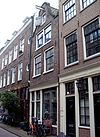 Huis met latere klokgevel onder rollagen
