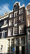 Pand met klokgevel met houten pui