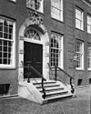 Jongensplaats, voordeur van het jongenshuis. - Amsterdam - 20014049 - RCE -  Burgerweeshuis: jongensplaats, voordeur van het jongenshuis. 