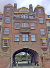 Amsterdam - Zaanhof VIII.JPG -  Spaarndammerdijk 240, Amsterdam-West. Amsterdam, Spaarndammerbuurt, Zaanhof. Sociale woningbouw van woningbouwvereniging Patrimonium. Architecten Tj. Kuipers en A.U. Ingwersen, ontworpen in 1915-1916, voltooid 1919. 