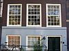 Huis met gevel met gewijzigde klokvormige top