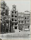 Overzicht gevelwand waarin een grachtenhuis met schade - Amsterdam - 20319384 - RCE -  Grachtenhuis/ Schade: Overzicht gevelwand waarin een grachtenhuis met schade (opmerking: OF-00622a) 