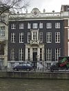 Overzicht voorgevel - Amsterdam - 20353501 - RCE -  Stucwerk/ Attiek: Overzicht voorgevel (opmerking: Gefotografeerd voor: P.M. Fischer, Ignatius en Jan van Logteren, Alphen a/d Rijn 2005.) 