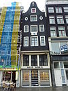 Pand met gevel onder klokvormige top