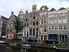 Groot Jeruzalems Kruis. Pand met halsgevel, voor een veel ouder huis