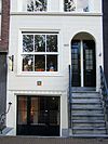 Huis met later gepleisterde gevel onder rechte lijst