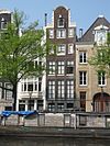 Pand met halsgevel
