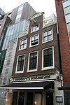 Pand met halsgevel