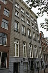 Dubbel huis met hoge zandstenen gevel onder rechte lijst met consoles