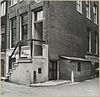 Onderste deel van voorgevel en zijgevel met pothuis - Amsterdam - 20319264 - RCE -  Pothuis: Onderste deel van voorgevel en zijgevel met pothuis (opmerking: Bijschrift: Beh. bij brief Dir. Gem. Bouw- en Woningtoezicht dd. 29-12-'45 no 2976 AA Bd. 45?) 