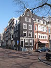 Hoekhuis met ingezwenkte halsgevel