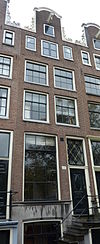 Pand met gevel onder armelijke rollagentop
