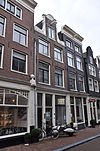 Pand met halsgevel met gedeelde vleugelstukken en ornament in de afdekking